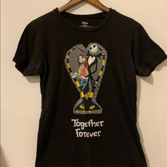 🎃 NIGHTMARE BEFORE CHRISTMAS WOMEN’S Tee 🎃 - Picture 2 of 6
